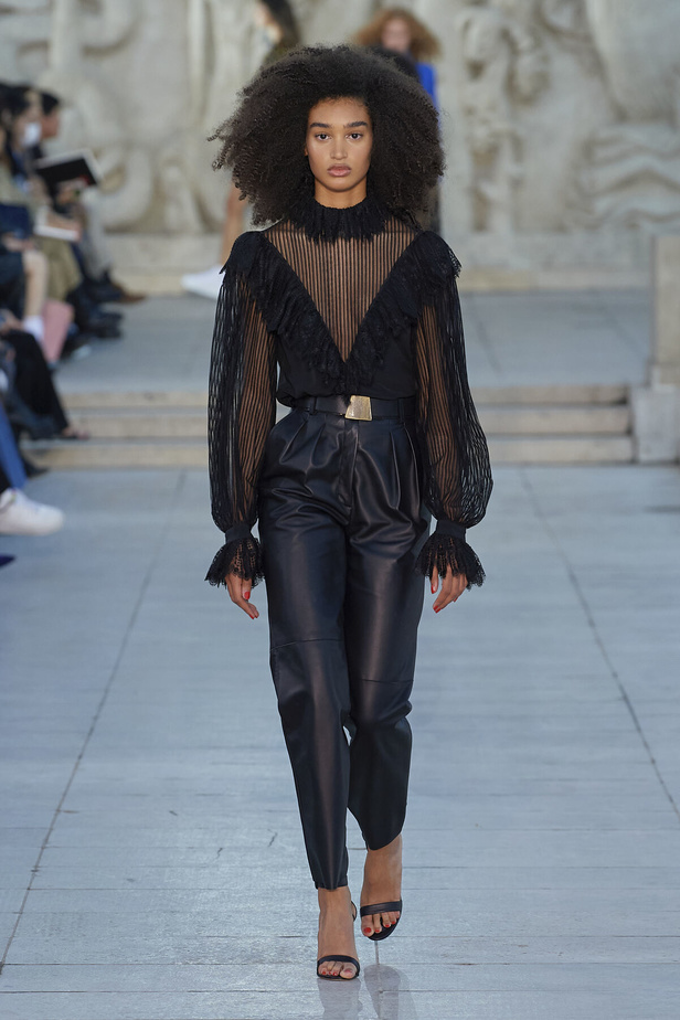 مجموعة Akris لربيع وصيف 2023.. عودة الى اللون الذهبي والدانتيل