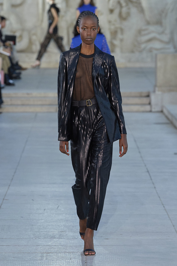 مجموعة Akris لربيع وصيف 2023.. عودة الى اللون الذهبي والدانتيل