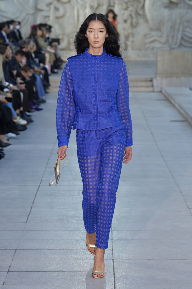 مجموعة Akris لربيع وصيف 2023.. عودة الى اللون الذهبي والدانتيل