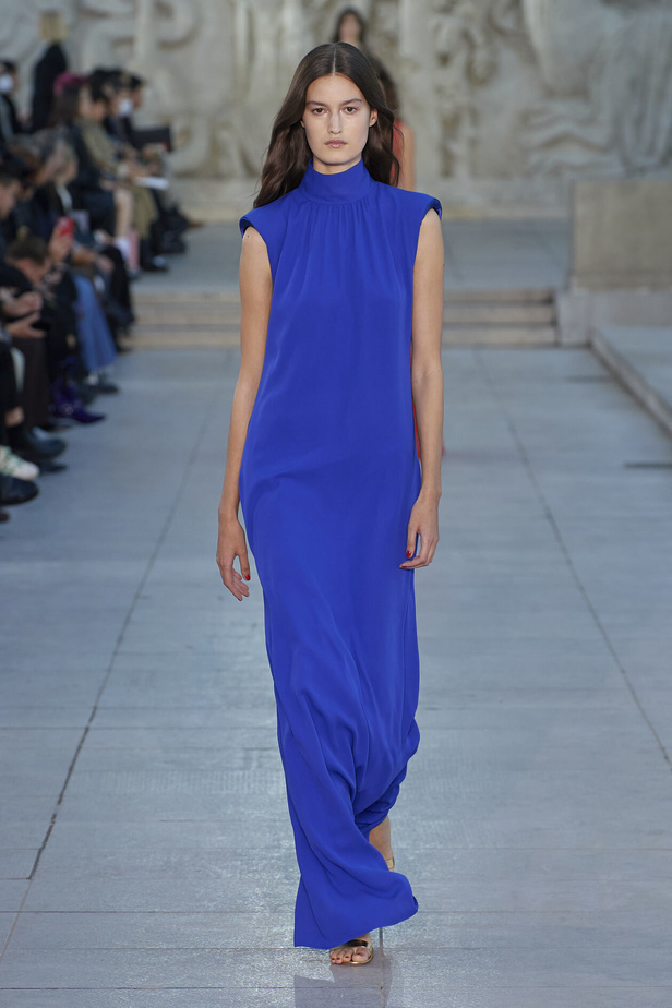 مجموعة Akris لربيع وصيف 2023.. عودة الى اللون الذهبي والدانتيل