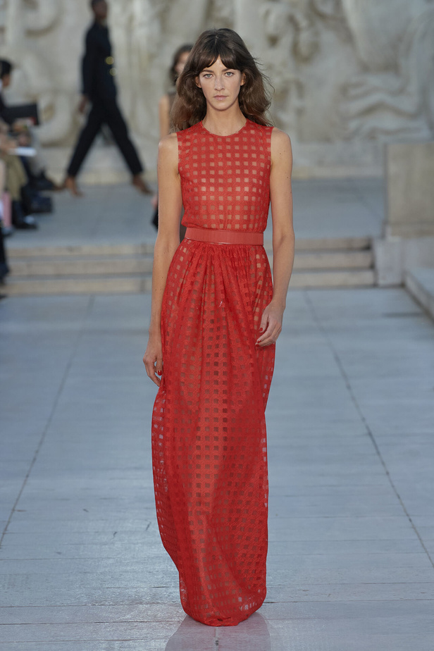 مجموعة Akris لربيع وصيف 2023.. عودة الى اللون الذهبي والدانتيل