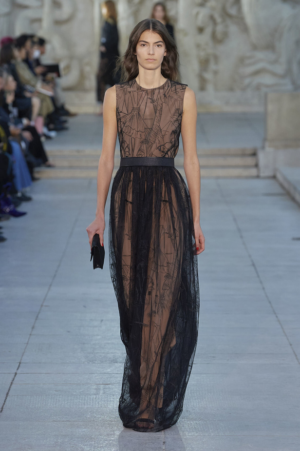 مجموعة Akris لربيع وصيف 2023.. عودة الى اللون الذهبي والدانتيل