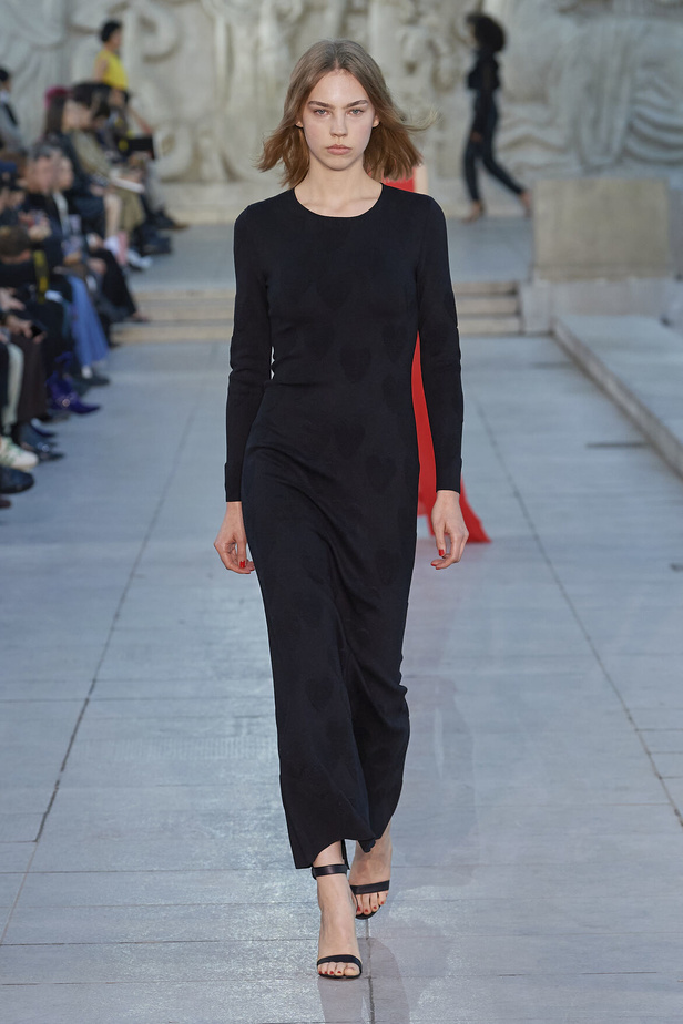 مجموعة Akris لربيع وصيف 2023.. عودة الى اللون الذهبي والدانتيل