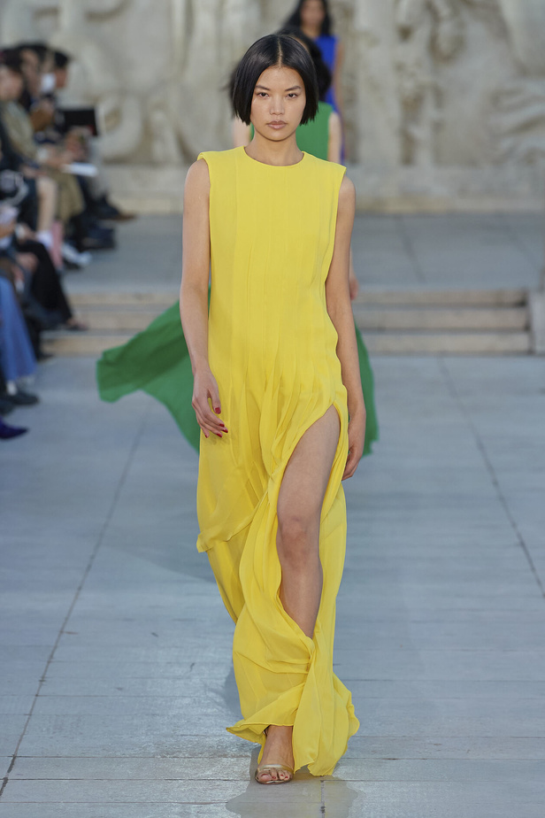 مجموعة Akris لربيع وصيف 2023.. عودة الى اللون الذهبي والدانتيل