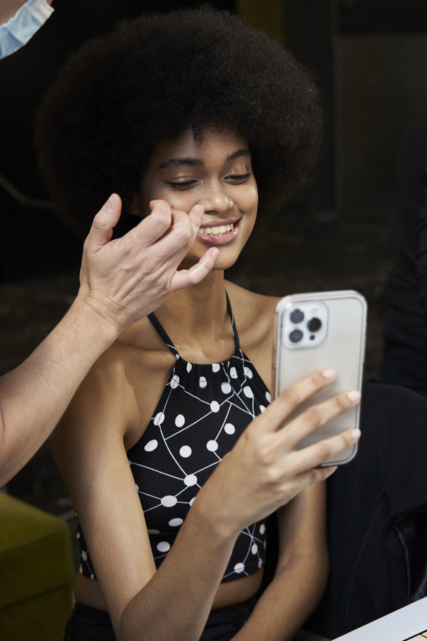 مجموعة Akris لربيع وصيف 2023.. عودة الى اللون الذهبي والدانتيل