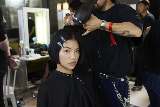 مجموعة Akris لربيع وصيف 2023.. عودة الى اللون الذهبي والدانتيل