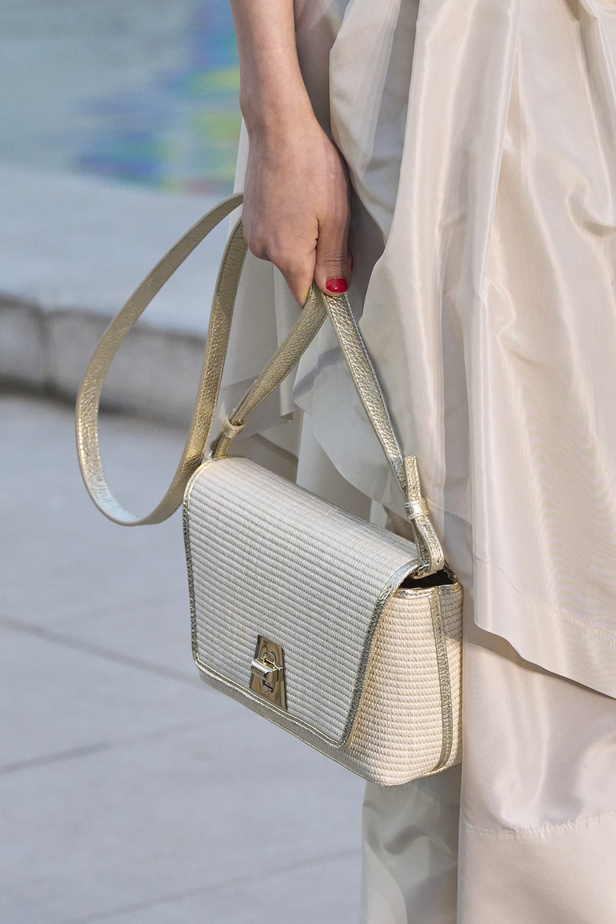 مجموعة Akris لربيع وصيف 2023.. عودة الى اللون الذهبي والدانتيل