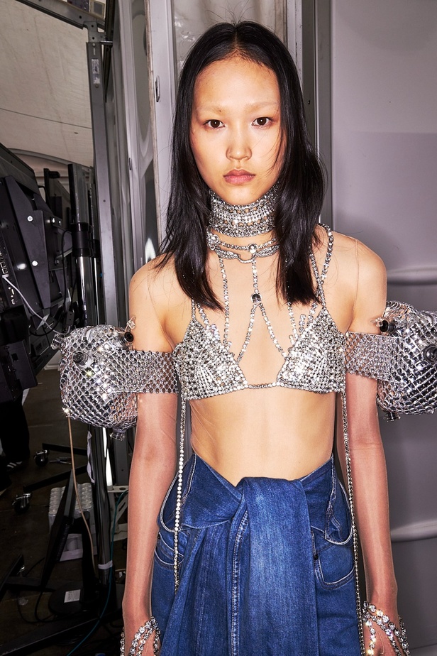 مجموعة Burberry لربيع 2023 أناقة صيفية بلمسة بريطانية 