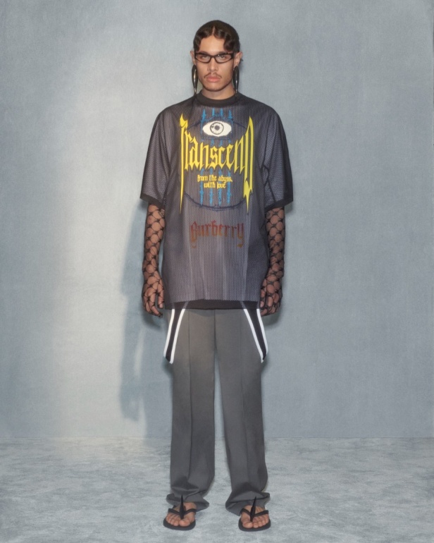 مجموعة Burberry لربيع 2023 أناقة صيفية بلمسة بريطانية 