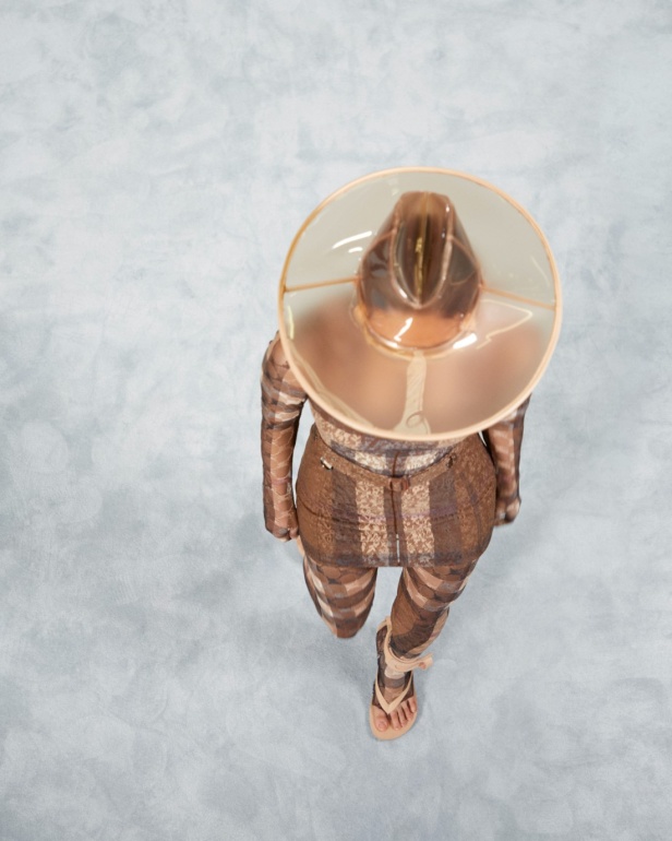 مجموعة Burberry لربيع 2023 أناقة صيفية بلمسة بريطانية 