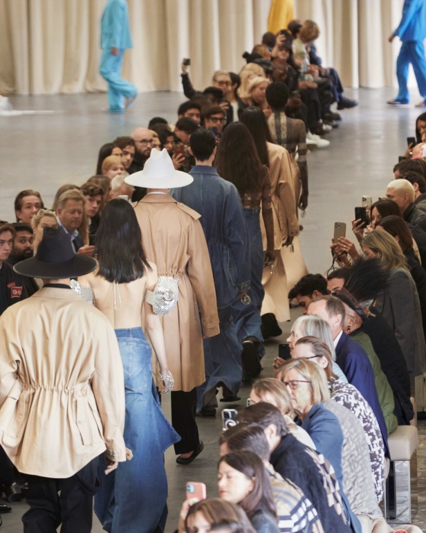 مجموعة Burberry لربيع 2023 أناقة صيفية بلمسة بريطانية 