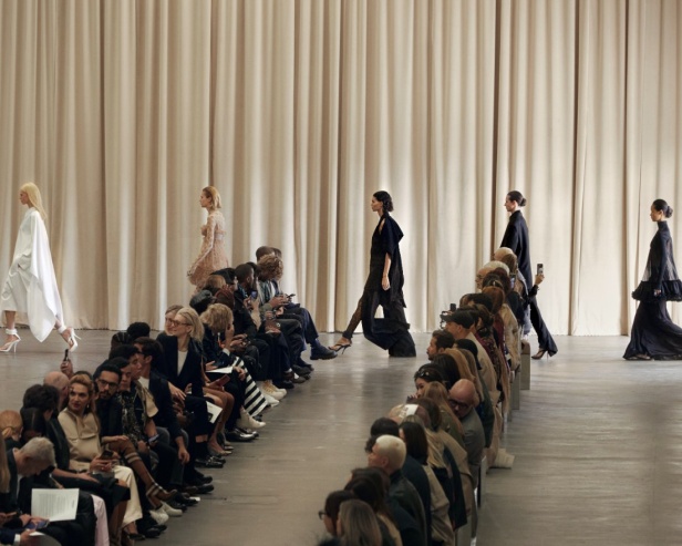 مجموعة Burberry لربيع 2023 أناقة صيفية بلمسة بريطانية 