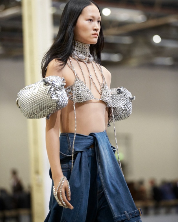 مجموعة Burberry لربيع 2023 أناقة صيفية بلمسة بريطانية 