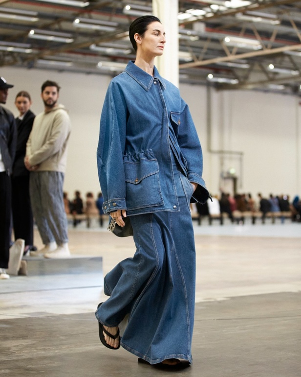 مجموعة Burberry لربيع 2023 أناقة صيفية بلمسة بريطانية 