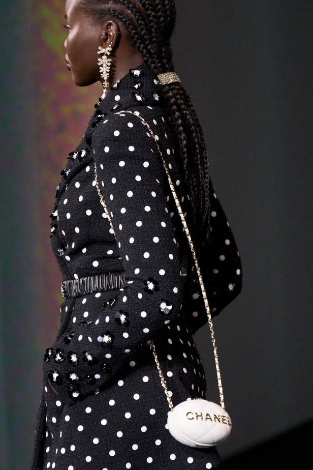 مجموعة CHANEL لربيع 2023 تترجم السحر السينمائي وتستكشف حرية المرأة وأنوثتها