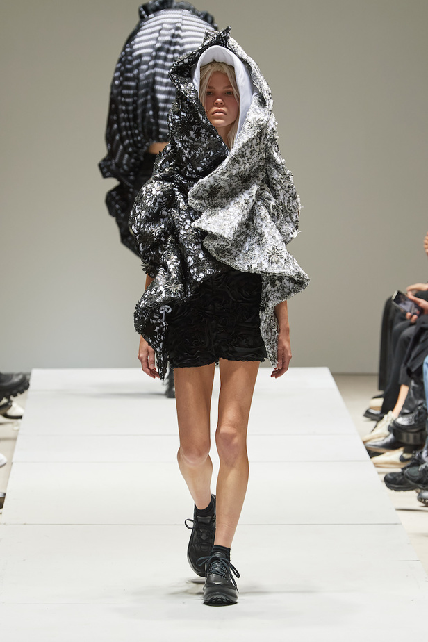 مجموعة Comme des Garçons لموسم ربيع وصيف 2023