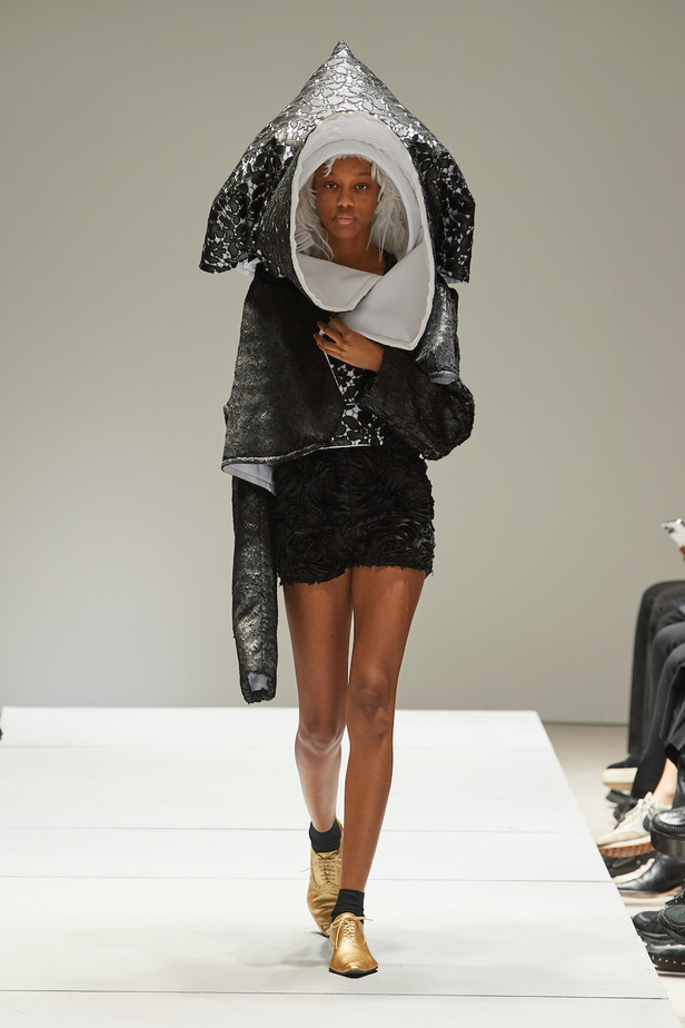 مجموعة Comme des Garçons لموسم ربيع وصيف 2023