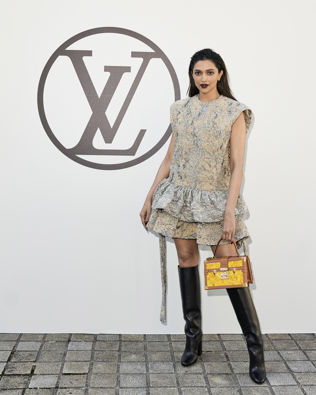 مجموعة Louis Vuitton  لربيع وصيف 2023.. تصاميم مبتكرة وأناقة الجلد