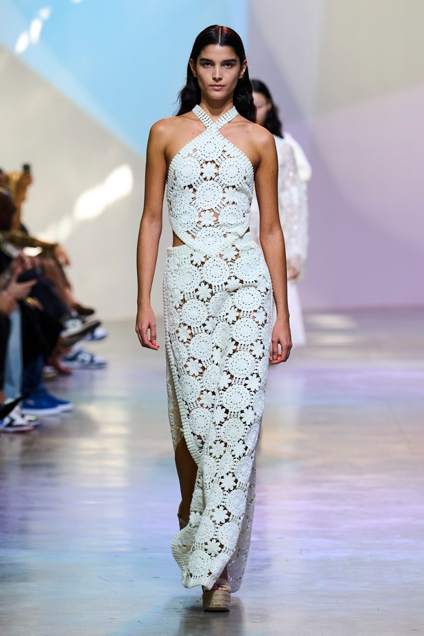 مجموعة Elie Saab لربيع وصيف 2023 تحاكي المرأة المعتدّة بخياراتها والفارضة لأنوثتها