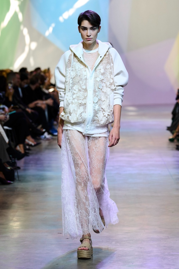 مجموعة Elie Saab لربيع وصيف 2023 تحاكي المرأة المعتدّة بخياراتها والفارضة لأنوثتها