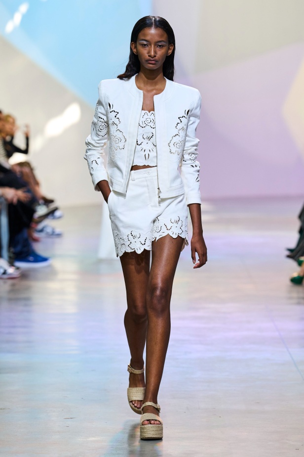 مجموعة Elie Saab لربيع وصيف 2023 تحاكي المرأة المعتدّة بخياراتها والفارضة لأنوثتها