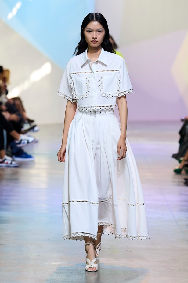 مجموعة Elie Saab لربيع وصيف 2023 تحاكي المرأة المعتدّة بخياراتها والفارضة لأنوثتها