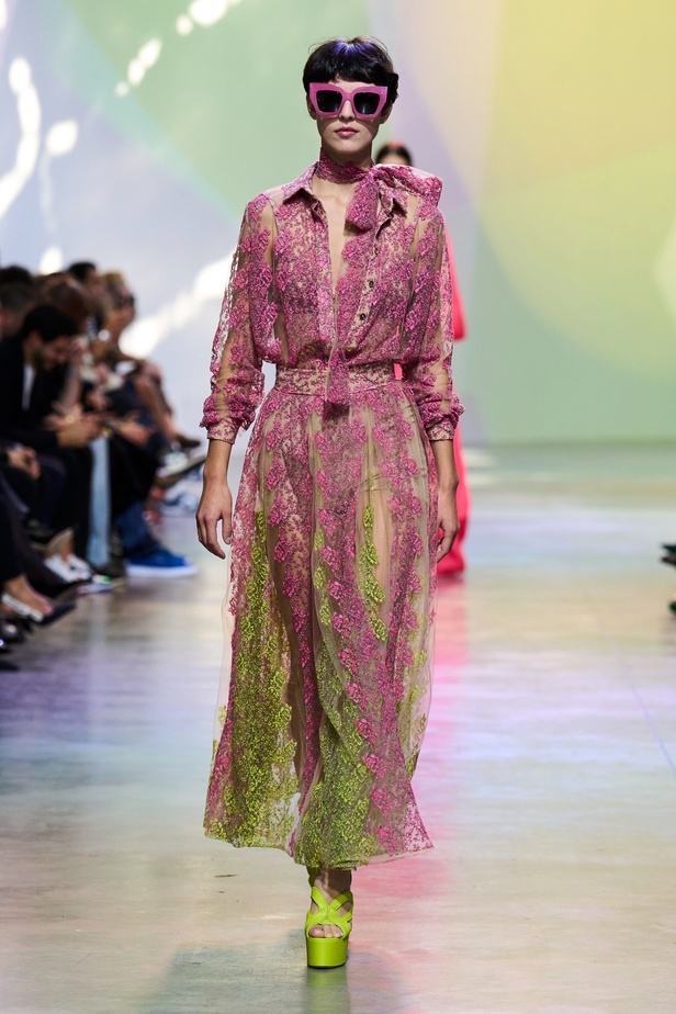 مجموعة Elie Saab لربيع وصيف 2023 تحاكي المرأة المعتدّة بخياراتها والفارضة لأنوثتها