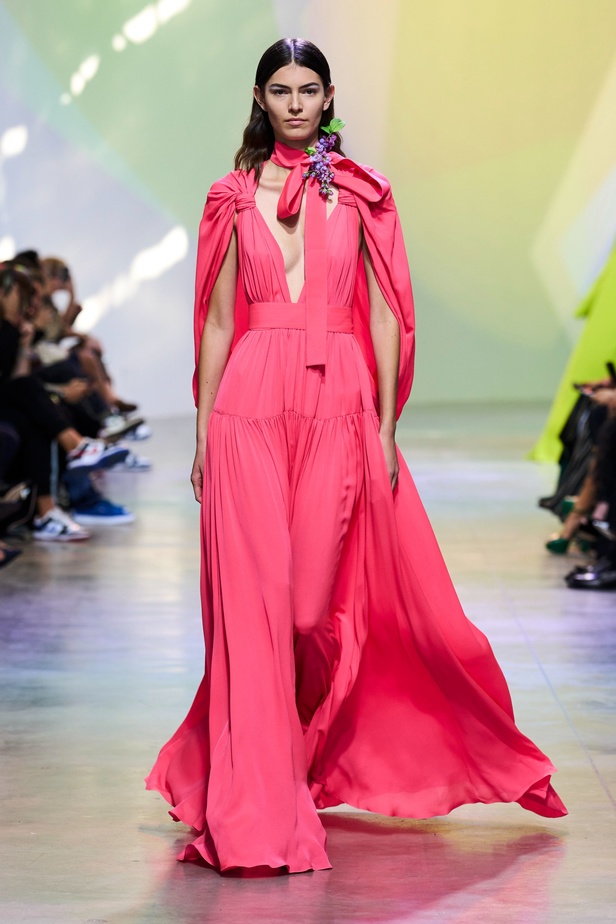 مجموعة Elie Saab لربيع وصيف 2023 تحاكي المرأة المعتدّة بخياراتها والفارضة لأنوثتها