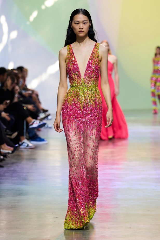 مجموعة Elie Saab لربيع وصيف 2023 تحاكي المرأة المعتدّة بخياراتها والفارضة لأنوثتها