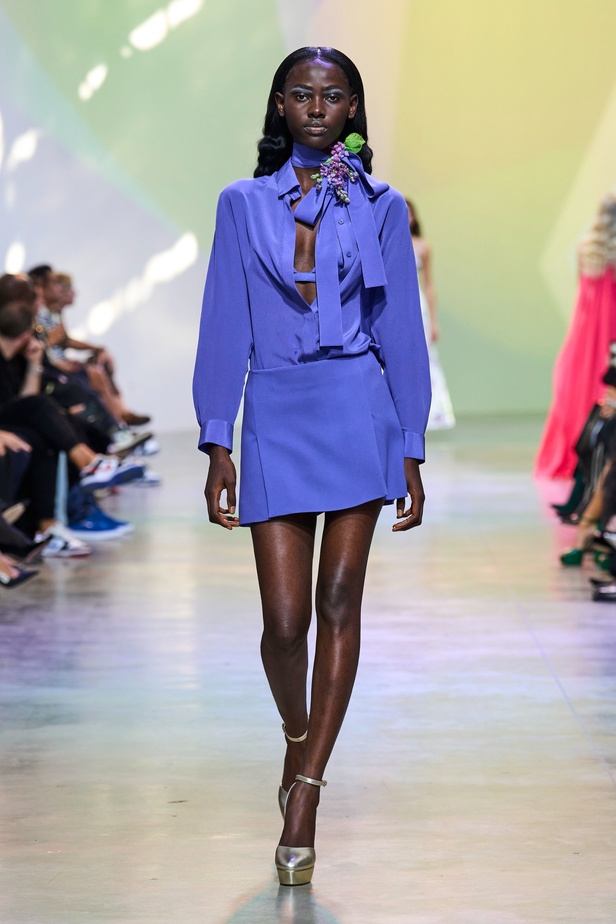 مجموعة Elie Saab لربيع وصيف 2023 تحاكي المرأة المعتدّة بخياراتها والفارضة لأنوثتها