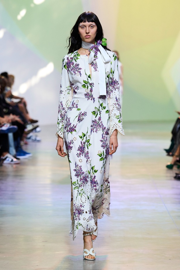 مجموعة Elie Saab لربيع وصيف 2023 تحاكي المرأة المعتدّة بخياراتها والفارضة لأنوثتها