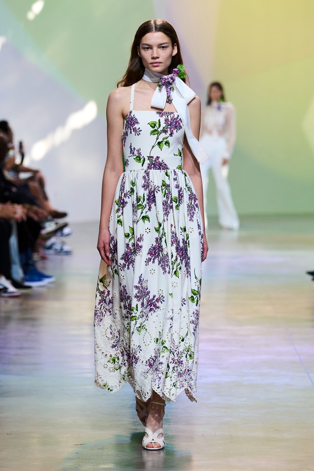 مجموعة Elie Saab لربيع وصيف 2023 تحاكي المرأة المعتدّة بخياراتها والفارضة لأنوثتها