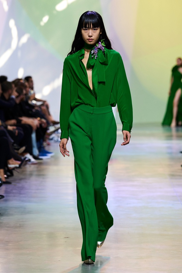 مجموعة Elie Saab لربيع وصيف 2023 تحاكي المرأة المعتدّة بخياراتها والفارضة لأنوثتها