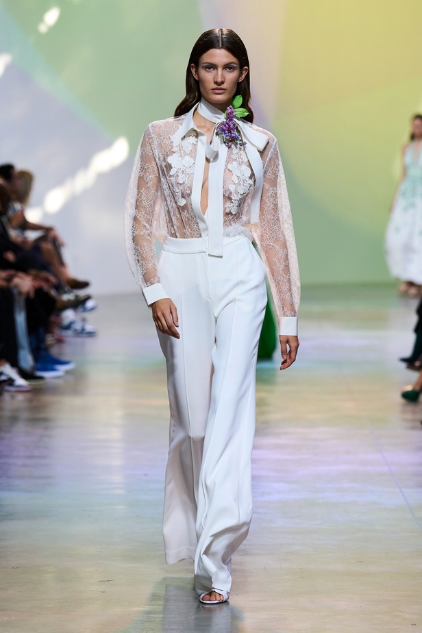مجموعة Elie Saab لربيع وصيف 2023 تحاكي المرأة المعتدّة بخياراتها والفارضة لأنوثتها
