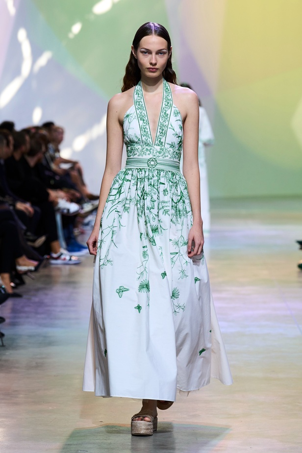 مجموعة Elie Saab لربيع وصيف 2023 تحاكي المرأة المعتدّة بخياراتها والفارضة لأنوثتها