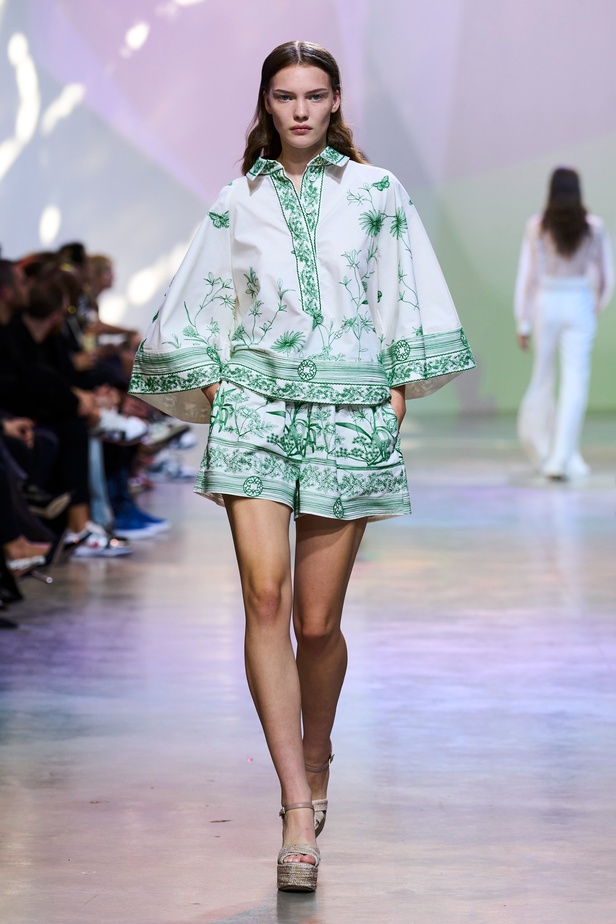 مجموعة Elie Saab لربيع وصيف 2023 تحاكي المرأة المعتدّة بخياراتها والفارضة لأنوثتها