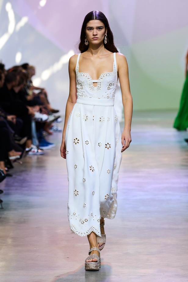 مجموعة Elie Saab لربيع وصيف 2023 تحاكي المرأة المعتدّة بخياراتها والفارضة لأنوثتها