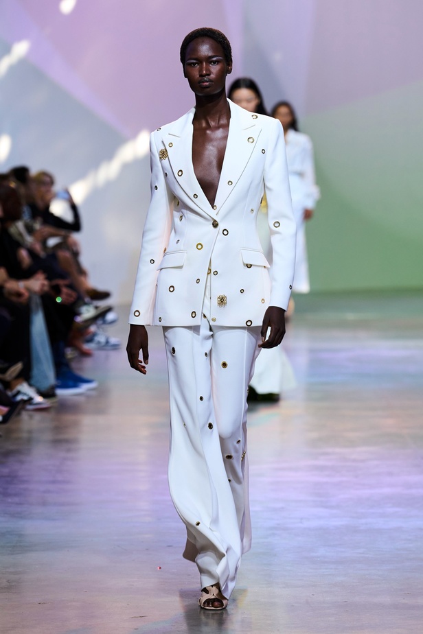 مجموعة Elie Saab لربيع وصيف 2023 تحاكي المرأة المعتدّة بخياراتها والفارضة لأنوثتها