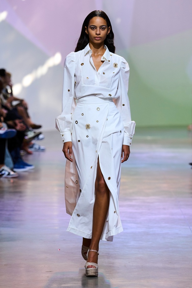 مجموعة Elie Saab لربيع وصيف 2023 تحاكي المرأة المعتدّة بخياراتها والفارضة لأنوثتها