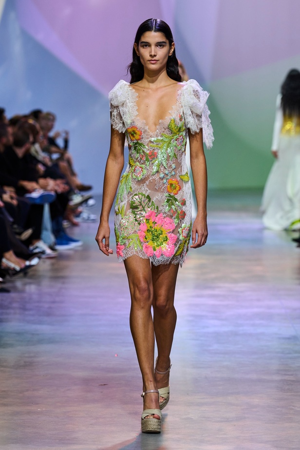 مجموعة Elie Saab لربيع وصيف 2023 تحاكي المرأة المعتدّة بخياراتها والفارضة لأنوثتها