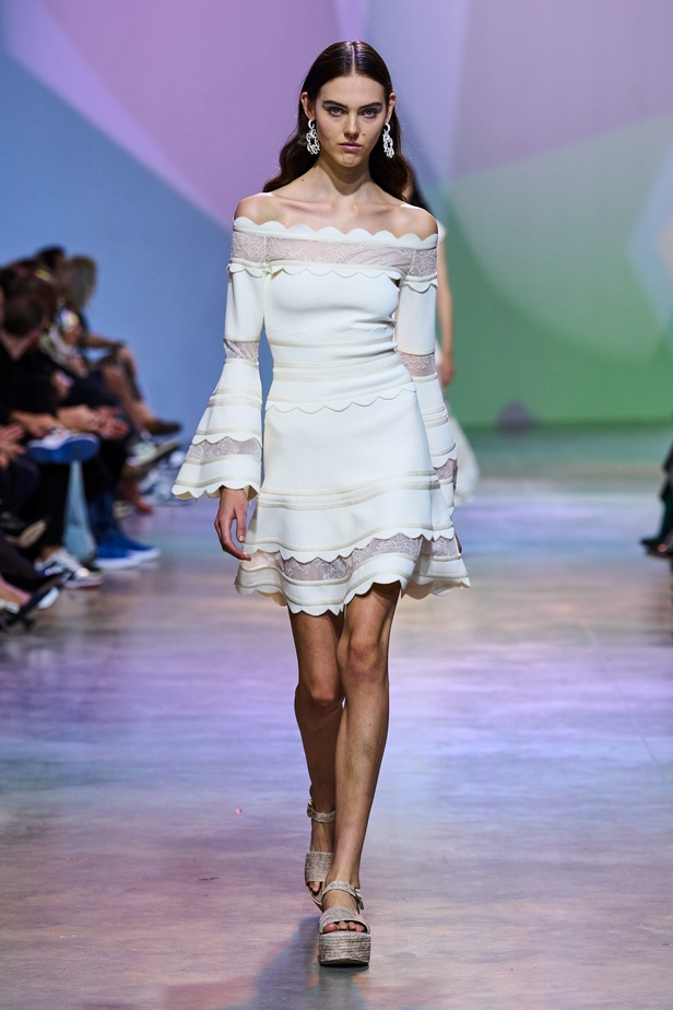 مجموعة Elie Saab لربيع وصيف 2023 تحاكي المرأة المعتدّة بخياراتها والفارضة لأنوثتها