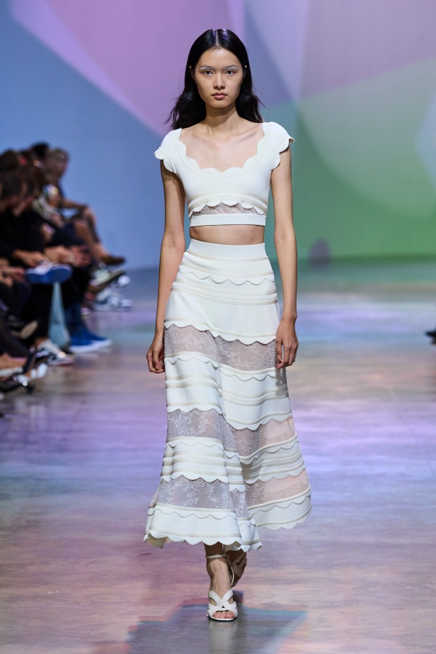 مجموعة Elie Saab لربيع وصيف 2023 تحاكي المرأة المعتدّة بخياراتها والفارضة لأنوثتها