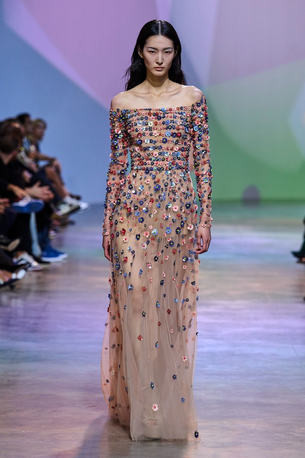 مجموعة Elie Saab لربيع وصيف 2023 تحاكي المرأة المعتدّة بخياراتها والفارضة لأنوثتها