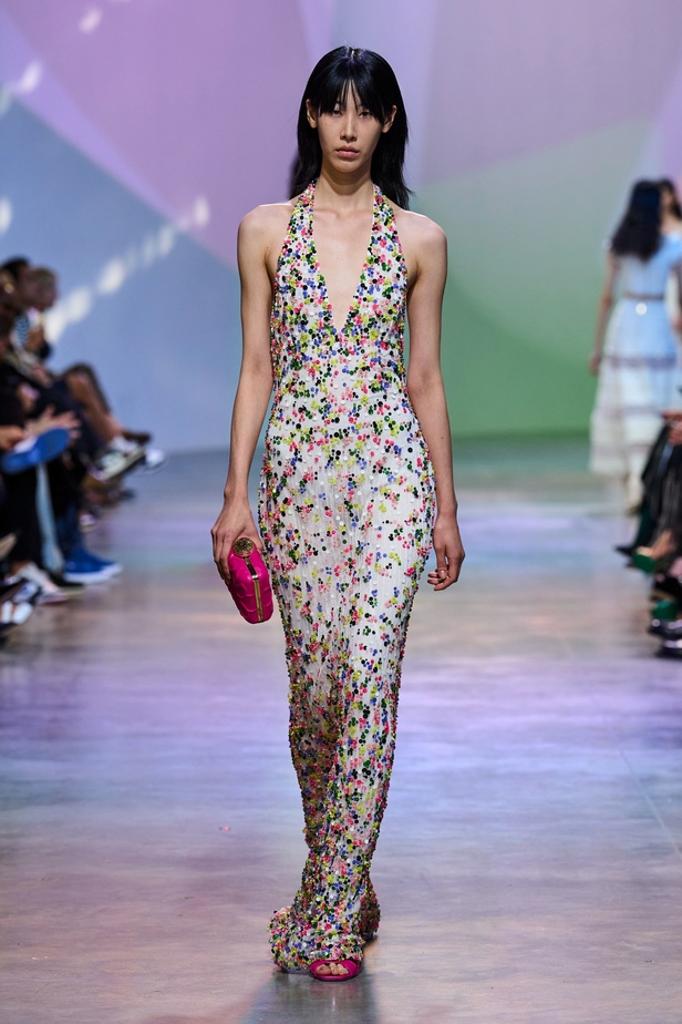 مجموعة Elie Saab لربيع وصيف 2023 تحاكي المرأة المعتدّة بخياراتها والفارضة لأنوثتها