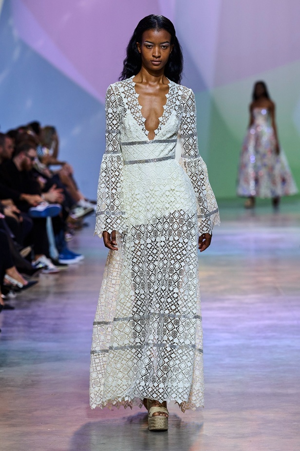 مجموعة Elie Saab لربيع وصيف 2023 تحاكي المرأة المعتدّة بخياراتها والفارضة لأنوثتها