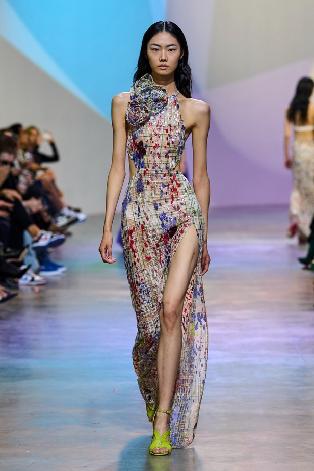 مجموعة Elie Saab لربيع وصيف 2023 تحاكي المرأة المعتدّة بخياراتها والفارضة لأنوثتها