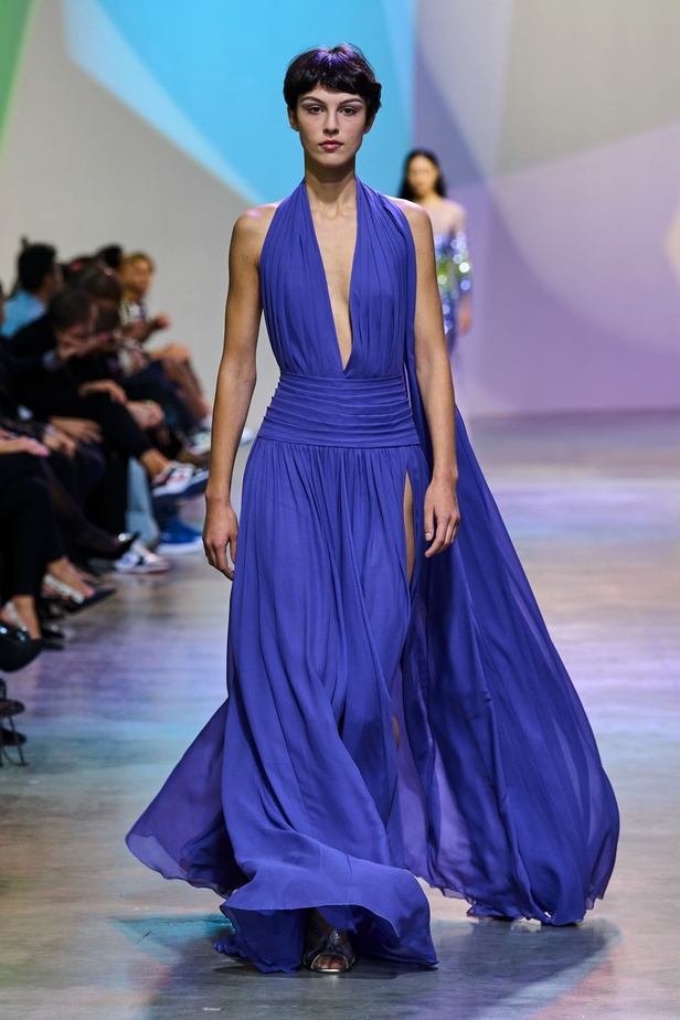 مجموعة Elie Saab لربيع وصيف 2023 تحاكي المرأة المعتدّة بخياراتها والفارضة لأنوثتها