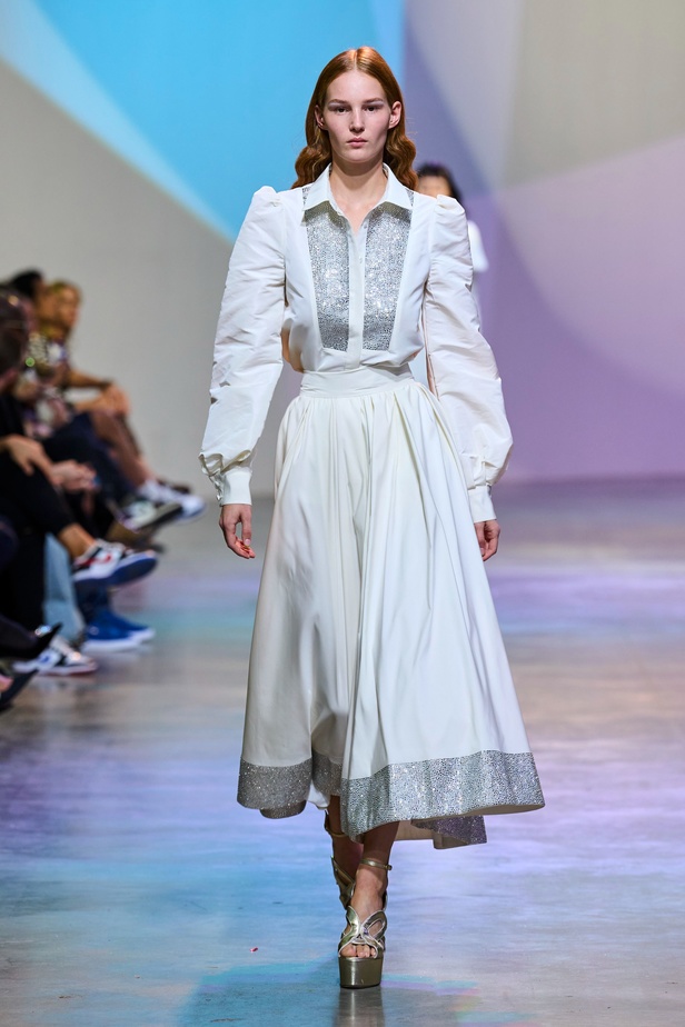 مجموعة Elie Saab لربيع وصيف 2023 تحاكي المرأة المعتدّة بخياراتها والفارضة لأنوثتها