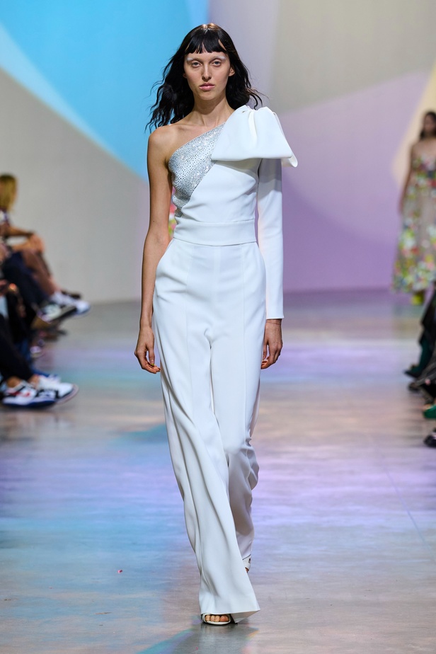 مجموعة Elie Saab لربيع وصيف 2023 تحاكي المرأة المعتدّة بخياراتها والفارضة لأنوثتها