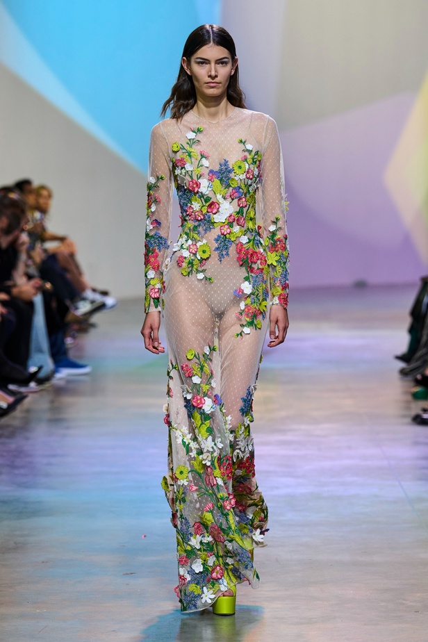 مجموعة Elie Saab لربيع وصيف 2023 تحاكي المرأة المعتدّة بخياراتها والفارضة لأنوثتها